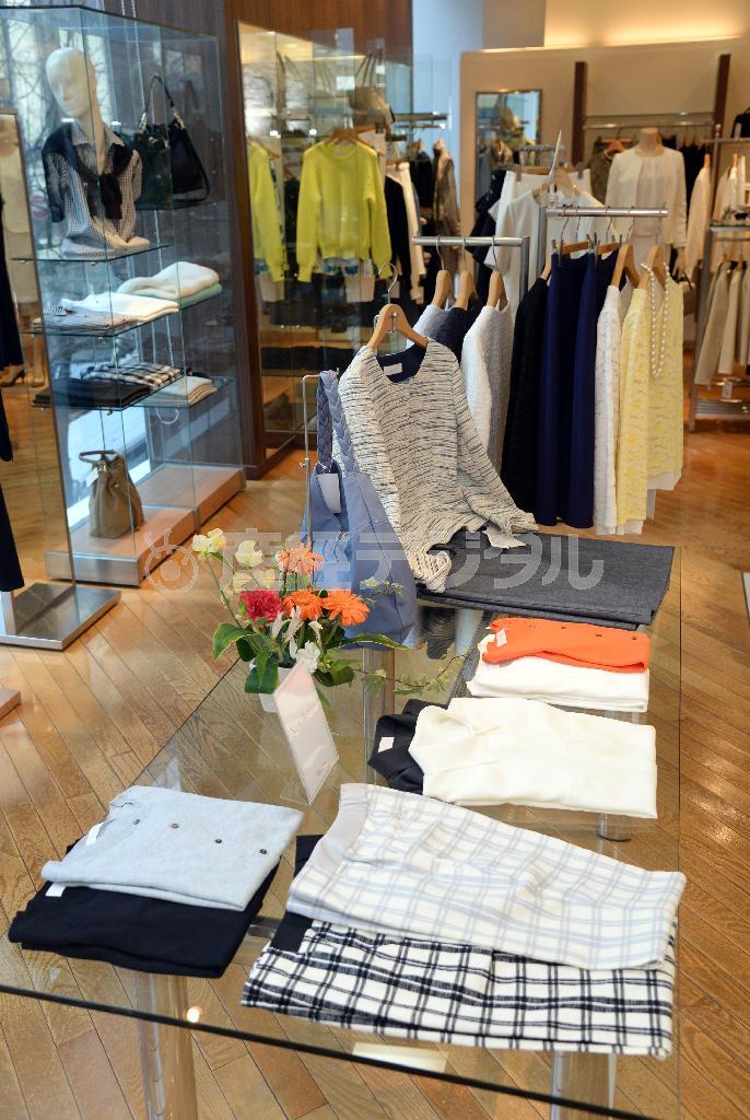 パンツやシャツ、小物までコーディネートが多彩に楽しめるアイテムが並ぶ＝２０１５年２月６日、東京都中央区（鴨川一也撮影）