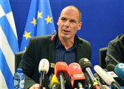 記者会見するギリシャのバルファキス財務相＝１６日、ブリュッセル（共同）