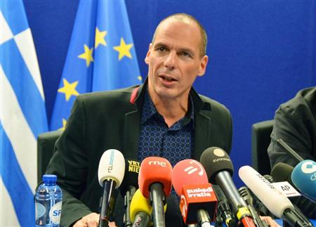 記者会見するギリシャのバルファキス財務相＝１６日、ブリュッセル（共同）
