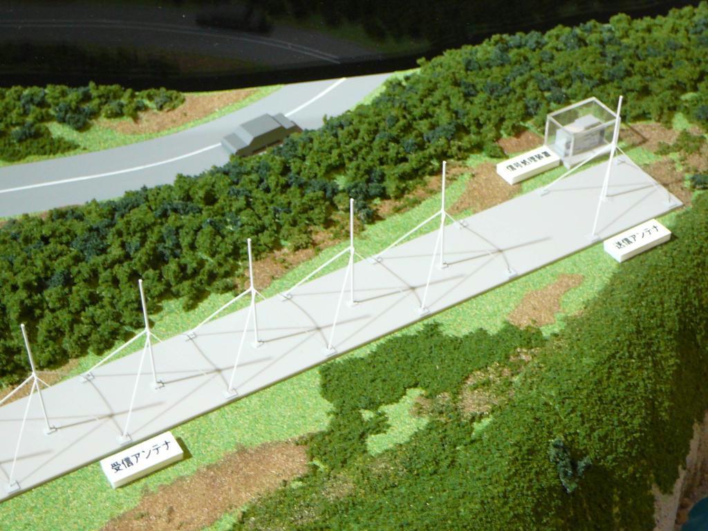 三菱電機の津波監視支援技術の製品化をイメージした模型。受発信アンテナ（レーダー）と信号処理装置からなる