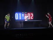 ＮＴＴの新技術「キラリ」で卓球の試合を再現している様子。２人の選手は映像だが、ステージ上の司会者と見分けが付かないほどリアルだ（２０１５年２月１８日、東京都武蔵野市のＮＴＴ武蔵野研究開発センタ）