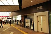東京都武蔵野市の京王線吉祥寺駅構内。切符売り場や駅事務室の上部にフロントの壁パネルが採用された