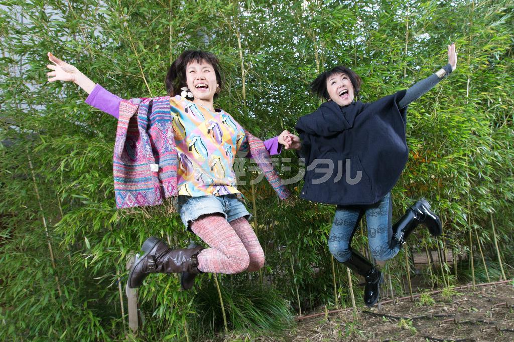 繊細で柔らかい感受性と、深く思考する力、芯の強さを併せ持つ彦田来留未ちゃん（左）と一緒に一般社団法人「Ｇｅｔ＿ｉｎ＿ｔｏｕｃｈ」理事長の東ちづるもジャンプ！＝２０１５年１月２４日（越智貴雄さん撮影、提供写真）