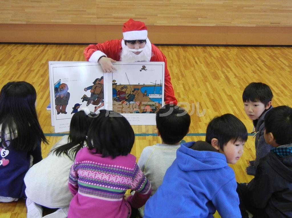 クリスマス会の様子。「南三陸町ボランティアサークル（ＭＶＣ）ぶらんこ」は子供たちを笑顔にする活動を続けている＝２０１４年１０月１１日、宮城県本吉郡南三陸町（ワールド・ビジョン・ジャパン撮影）