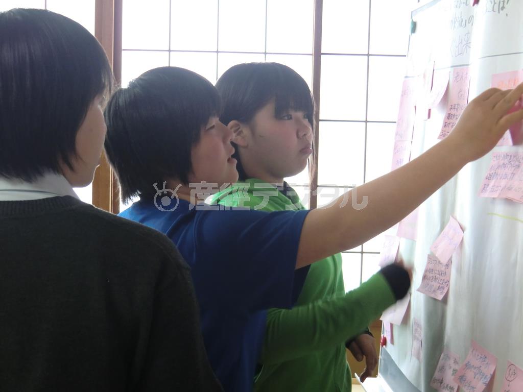 まちプロの会合で今後の活動について話し合う「南三陸町ボランティアサークル（ＭＶＣ）ぶらんこ」のジュニア・リーダー（ＪＬ）たち＝２０１３年５月１８日、宮城県本吉郡南三陸町（ワールド・ビジョン・ジャパン撮影）