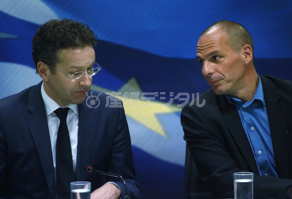 首都アテネで記者会見するギリシャのヤニス・バルファキス財務相（右）とオランダのデイセルブルム財務相＝２０１５年１月３０日、ギリシャ（ＡＰ＝共同）