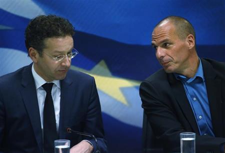 首都アテネで記者会見するギリシャのヤニス・バルファキス財務相（右）とオランダのデイセルブルム財務相＝２０１５年１月３０日、ギリシャ（ＡＰ＝共同）