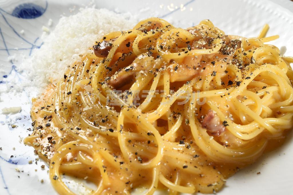 放し飼い鶏の卵の卵黄のみをふんだんに使われたカルボナーラ（２０００円）。黄身が固まるか固まらないかの低温で仕上げられている＝２０１５年２月２日、京都市中京区（甘利慈撮影）