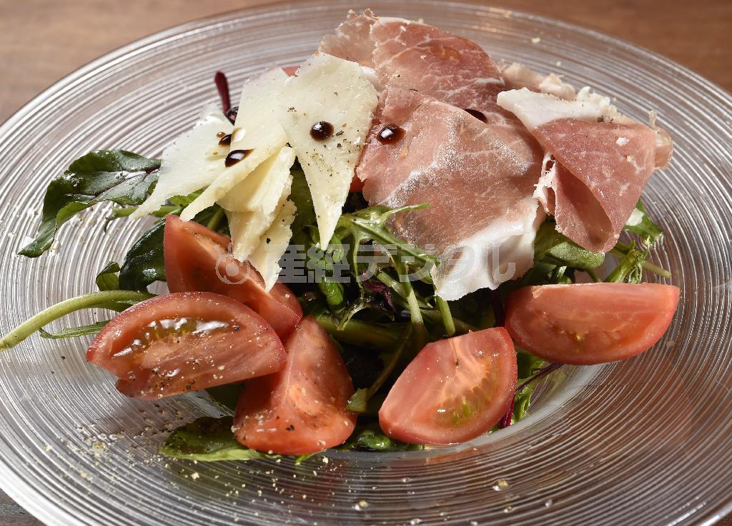 冷前菜のサラダ（７９０円から）追加で生ハム、モッツァレラ、パルミジャーノもトッピングできる。年配の顧客や女性がよく注文する人気の一品＝２０１５年２月２日、京都市中京区（甘利慈撮影）