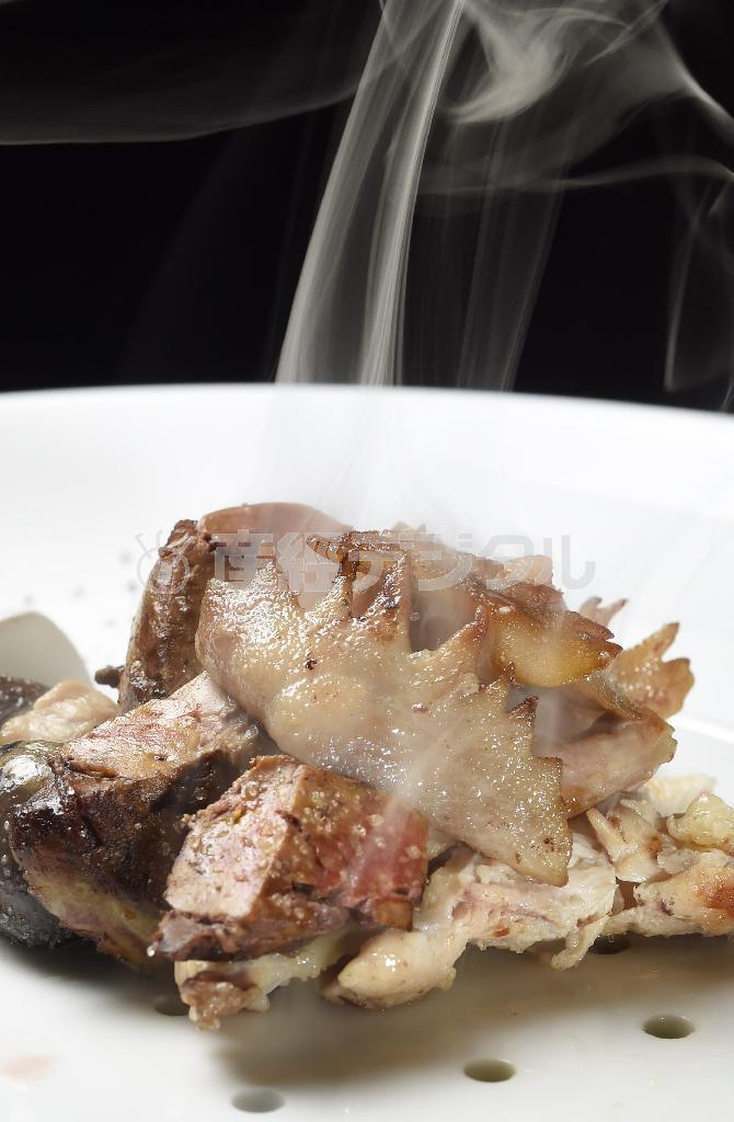 淡海地鶏の内臓の軽いスモーク（１２００円）は、オーク樽のチップでいぶされたよい香りが漂う。内臓の食感がなんとも楽しい前菜の一皿＝２０１５年２月２日、京都市中京区（甘利慈撮影）