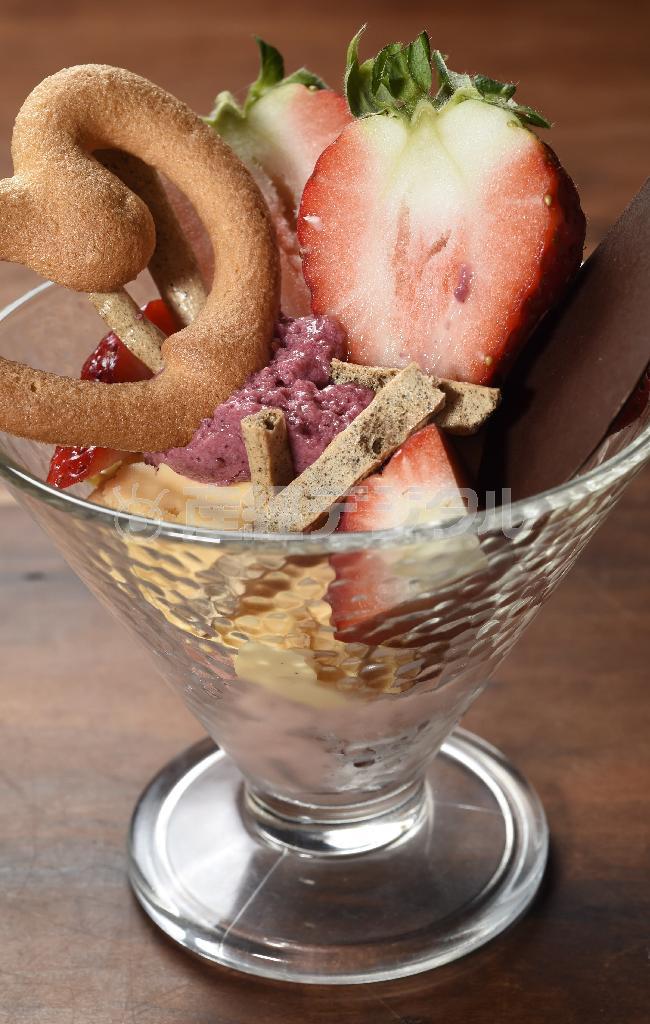 愛媛産鈴木さんのイチゴミニパフェ（１０００円）。今の時期にしか味わえない大粒のイチゴにさっぱりとしたイチゴアイスは食後のデザートに最適＝２０１５年２月２日、京都市中京区（甘利慈撮影）