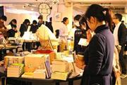 「ＢＯＯＫ＿ＭＡＲＫＥＴ２０１５」は市場のような熱気に包まれていた＝２０１５年２月８日、東京都台東区（アノニマ・スタジオ提供）