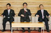 閣議に臨む（左から）甘利明経済再生相、安倍晋三首相、麻生太郎財務相＝１７日、首相官邸