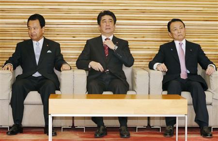 閣議に臨む（左から）甘利明経済再生相、安倍晋三首相、麻生太郎財務相＝１７日、首相官邸