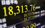 日経平均株価が一時１万８３００円を超えたことを示すボード＝１９日午前、東京・東新橋