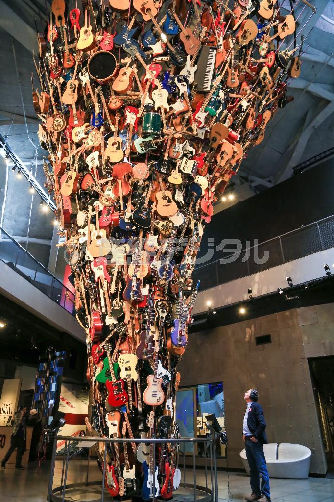 ＥＭＰミュージアムに入ると、正面に吹き抜けで３階までの高さがある巨大なギターのオブジェに圧倒される＝２０１４年１０月２０日、米ワシントン州シアトル（緑川真実さん撮影）