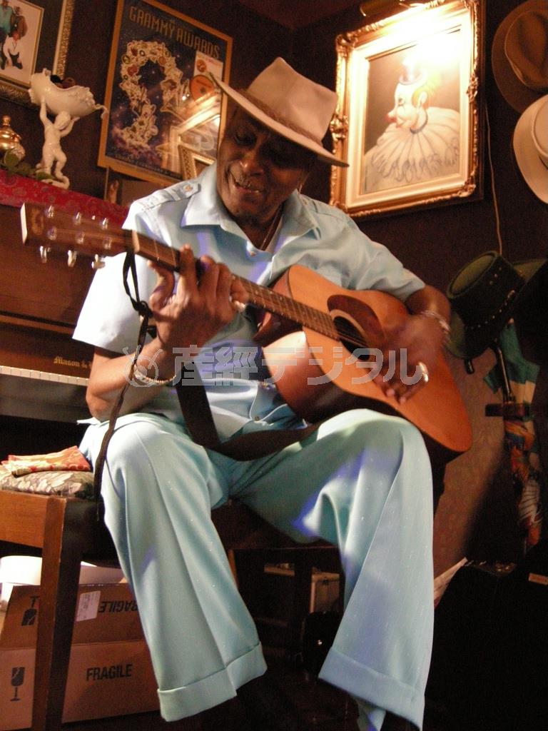 シカゴ・ブルース界の重鎮、エディ・“ザ・チーフ”・クリアウォーター。自宅でのインタビューは即席ライブに＝米イリノイ州シカゴ郊外（藤沢志穂子撮影）