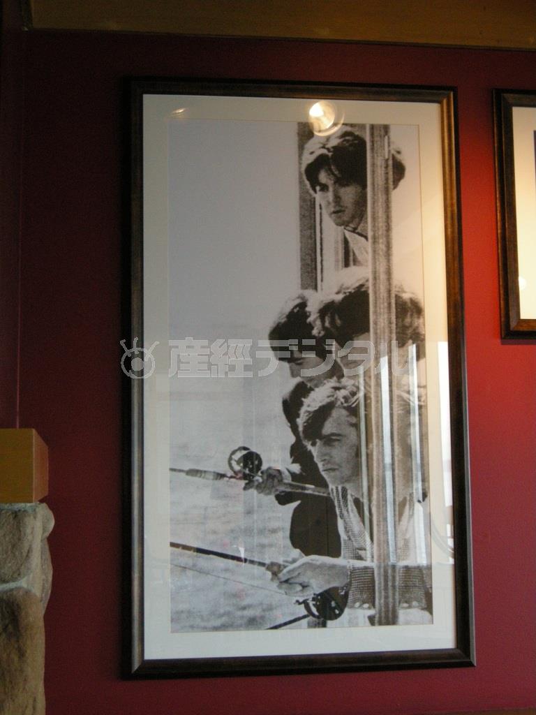 エッジウォーター・ホテルのロビーには、１９６４年のビートルズのほか、レッド・ツェッペリンやローリング・ストーンズなど過去に宿泊したミュージシャンの写真が多数、飾られている＝米ワシントン州シアトル（藤沢志穂子撮影）