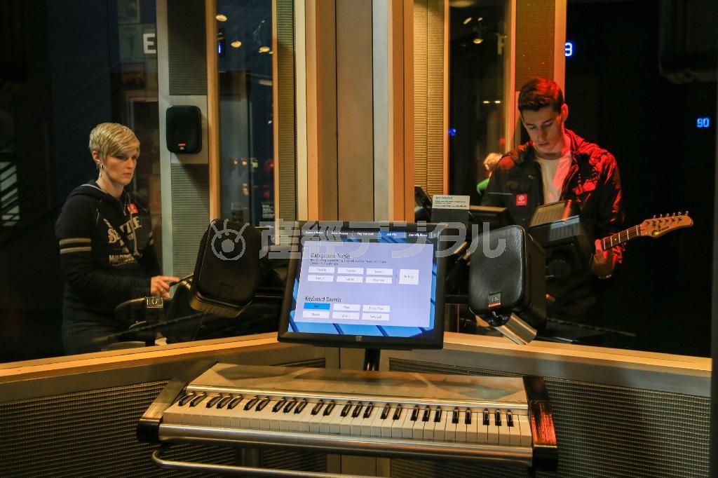 ＥＭＰミュージアムには来館者がキーボードやドラム、ギターなどいろいろな楽器を試せるコーナーがあり、賑わっている＝２０１４年１０月２０日、米ワシントン州シアトル（緑川真実さん撮影）