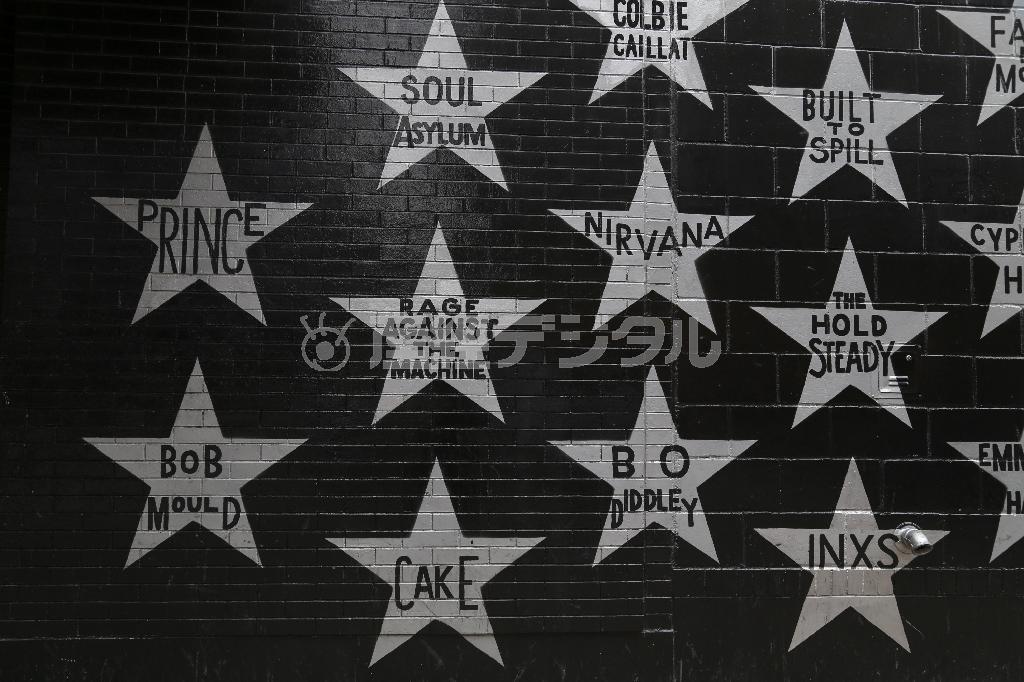 ファースト・アヴェニューの外壁にはこれまで演奏した名だたる大物ミュージシャンの名前がずらり＝２０１４年１０月１６日、米ミネソタ州ミネアポリス（緑川真実さん撮影）