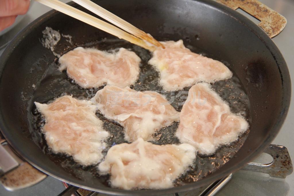 ササミの青のり風味焼き（作り方２）＿＿フライパンに５ミリ深さくらいのサラダ油を入れ、さらにごま油を少したらして、中火にかける。（作り方１：調理したササミ）を入れ、両面を揚げ焼きする。熱いうちに、青のりをふり、弁当に半量を詰める。残りは冷めたらラップで包み冷凍して、ストックに回す。