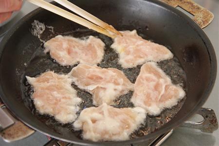 ササミの青のり風味焼き（作り方２）＿＿フライパンに５ミリ深さくらいのサラダ油を入れ、さらにごま油を少したらして、中火にかける。（作り方１：調理したササミ）を入れ、両面を揚げ焼きする。熱いうちに、青のりをふり、弁当に半量を詰める。残りは冷めたらラップで包み冷凍して、ストックに回す。