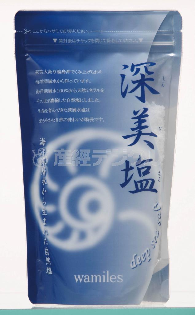 【アクア＿デ＿ヴィタ＿ボディコンセントレイト】深美塩（２００グラム、７００円、提供写真）。発売元：ワミレスコスメティックス株式会社。（電）０４５・８４７・０００１、ｗｗｗ．ｗａｍｉｌｅｓ．ｃｏ．ｊｐ