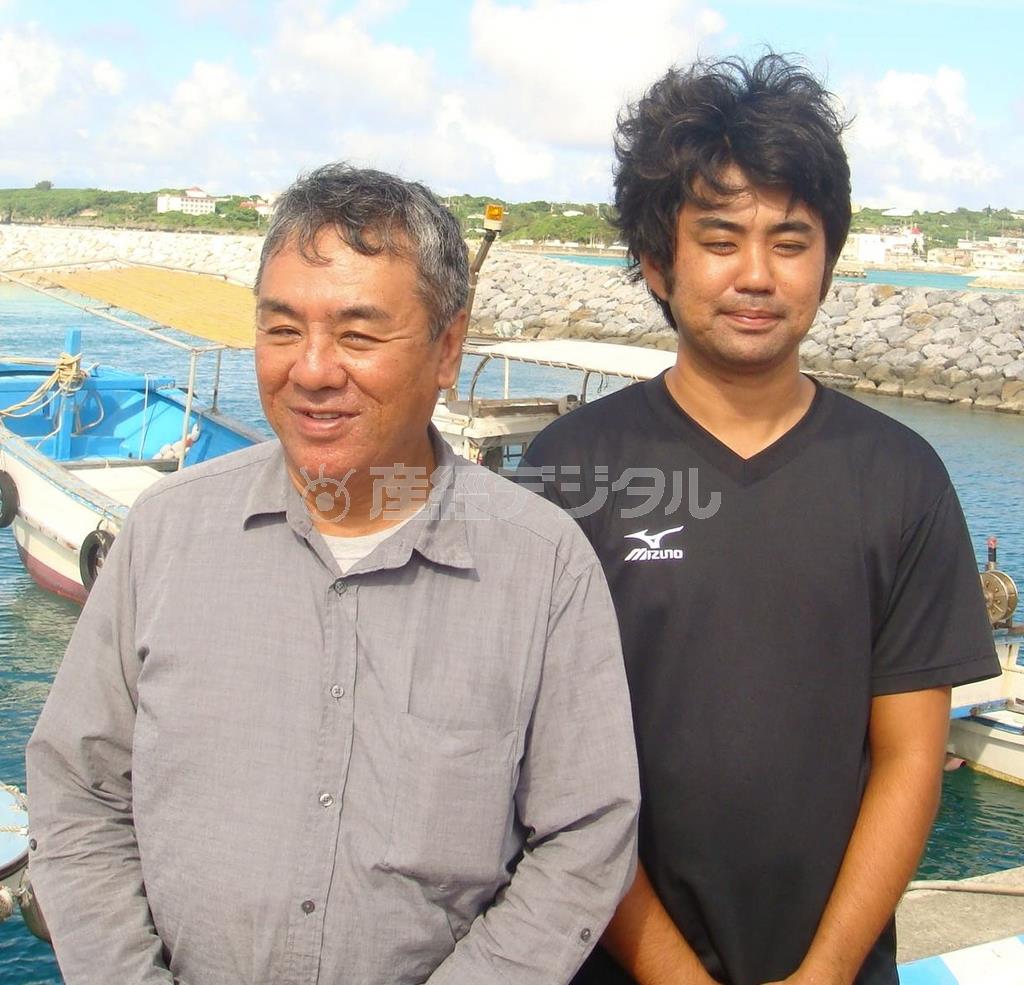 株式会社与論電子代表取締役、玄保成（げん・やすなり）さん（左）と株式会社コスメディアラボラトリーズ与論工場の玄圭史（げん・よしふみ）さん＝２０１０年８月２２日（提供写真）