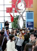 中国からの到着便が続き混雑する関西国際空港のロビー。２月も円安効果で訪日客の増加が続きそうだ＝１８日