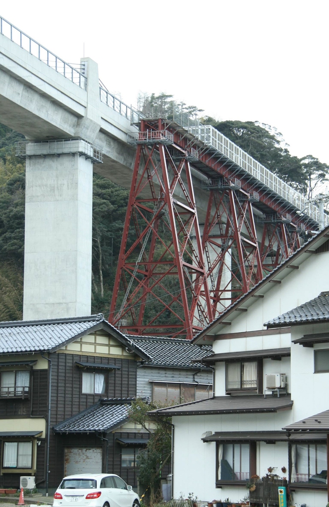 コンクリート橋と並行して設置された「空の駅」。２９年春にエレベーターが整備される＝兵庫県香美町香住区