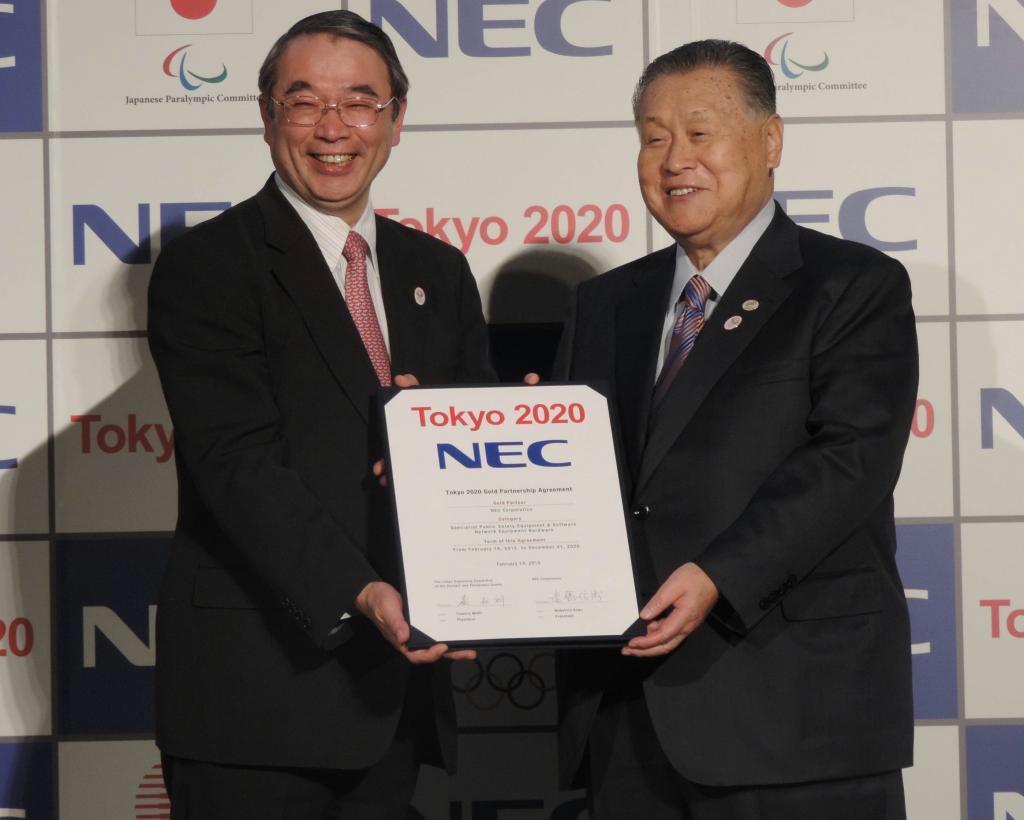 「ゴールドスポンサー」契約を結んだ東京五輪・パラリンピック組織委員会の森喜朗会長（右）とＮＥＣの遠藤信博社長＝１９日、東京都港区