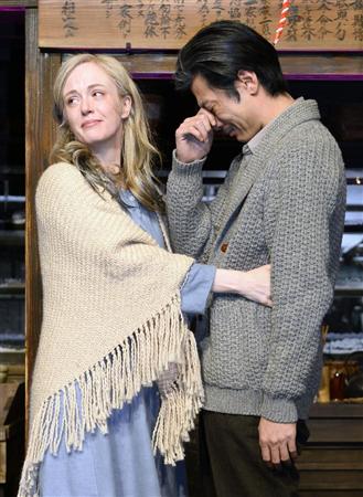 ＮＨＫ連続テレビ小説「マッサン」のスタジオ撮影を全て終え、涙ぐむ主演の玉山鉄二さん（右）とシャーロット・ケイト・フォックスさん＝１９日午後、大阪市のＮＨＫ大阪放送局