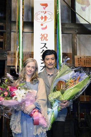 ＮＨＫ連続テレビ小説「マッサン」のスタジオ撮影を全て終え、花束を手にする主演の玉山鉄二さん（右）とシャーロット・ケイト・フォックスさん＝１９日午後、大阪市のＮＨＫ大阪放送局