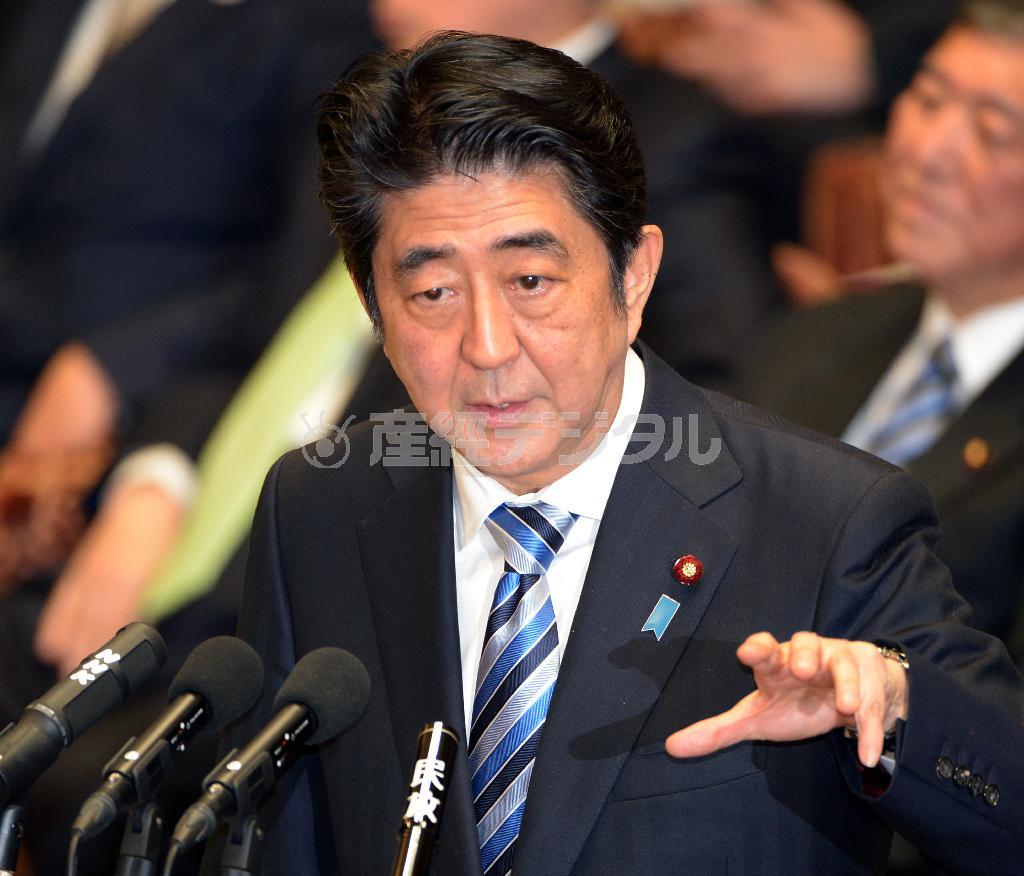 衆院予算委員会で民主党の岡田克也代表の質問に答える安倍晋三（しんぞう）首相。戦後７０年談話に関する有識者会議では、さまざまな視点からの議論を尽くすことで、与党内や与論の理解を深めていく構えだ＝２０１５年２月１９日午後、国会・衆院第１委員室（酒巻俊介撮影）