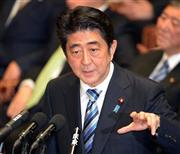 衆院予算委員会で民主党の岡田克也代表の質問に答える安倍晋三（しんぞう）首相。戦後７０年談話に関する有識者会議では、さまざまな視点からの議論を尽くすことで、与党内や与論の理解を深めていく構えだ＝２０１５年２月１９日午後、国会・衆院第１委員室（酒巻俊介撮影）