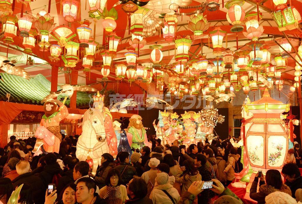 中国の春節（旧正月）に合わせて始まった「長崎ランタンフェスティバル」＝２０１５年２月１９日夜、長崎県長崎市の湊公園（共同）