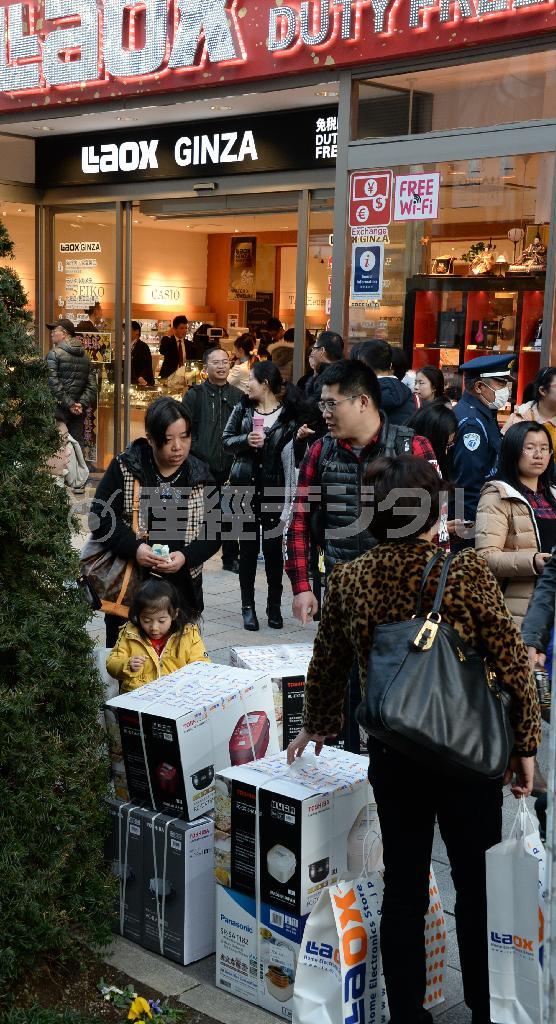 日本製炊飯器など家電製品をまとめて購入する旅行者＝２０１５年２月１９日午後、東京都中央区銀座（宮川浩和撮影）