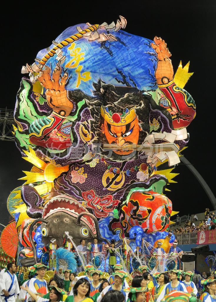 サンパウロのカーニバルに登場した青森県五所川原市の立佞武多（たちねぷた）の人形灯籠。東日本大震災からの復興を願い、鹿嶋大明神がナマズを押さえつける姿が描かれている＝２０１５年２月１４日、ブラジル・サンパウロ（共同）