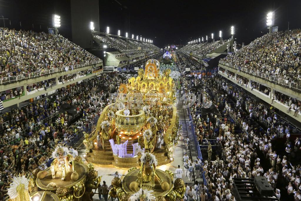 メーン会場の「サンボドロモ」で行われたパレードには１２のトップチームが登場。派手な山車や得意の踊りを披露した＝２０１５年２月１６日、ブラジル・リオデジャネイロ（ＡＰ）