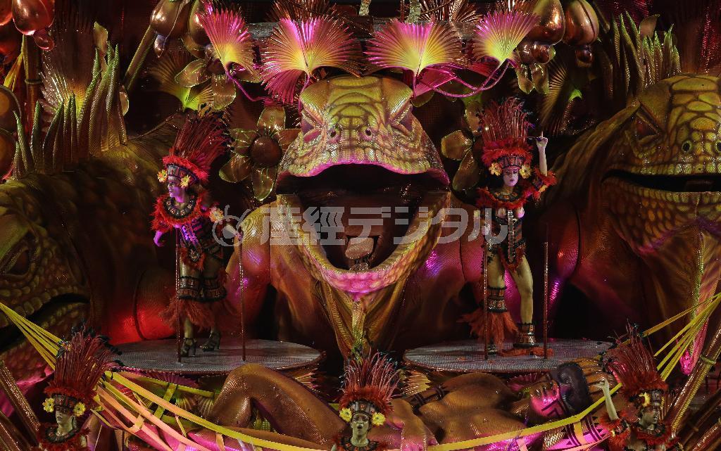 メーン会場の「サンボドロモ」で、アフリカをテーマにした派手で巨大な山車に乗り、舞踏を披露する女性ダンサー＝２０１５年２月１６日、ブラジル・リオデジャネイロ（ＡＰ）