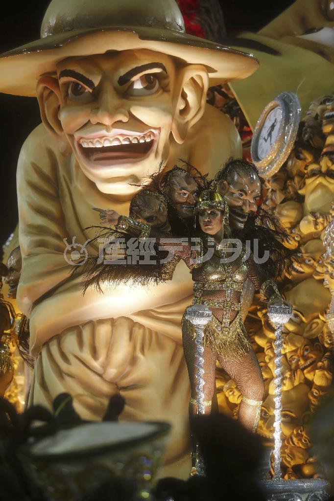 巨大な山車に乗って得意のダンスを披露する妖艶な女性ダンサー＝２０１５年２月１６日、ブラジル・リオデジャネイロ（ＡＰ）