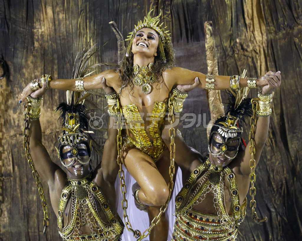 ブラジルの有名モデルもパレードに登場し拍手喝采を浴びていた＝２０１５年２月１６日、ブラジル・リオデジャネイロ（ロイター）