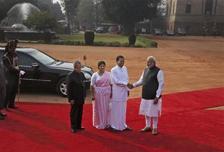 首都ニューデリーの大統領宮に到着したスリランカのマイトリパラ・シリセナ大統領夫妻（中央）を出迎える、インドのナレンドラ・モディ首相（右）とプラナブ・ムカジー大統領（左）＝２０１５年２月１６日、インド（ＡＰ）