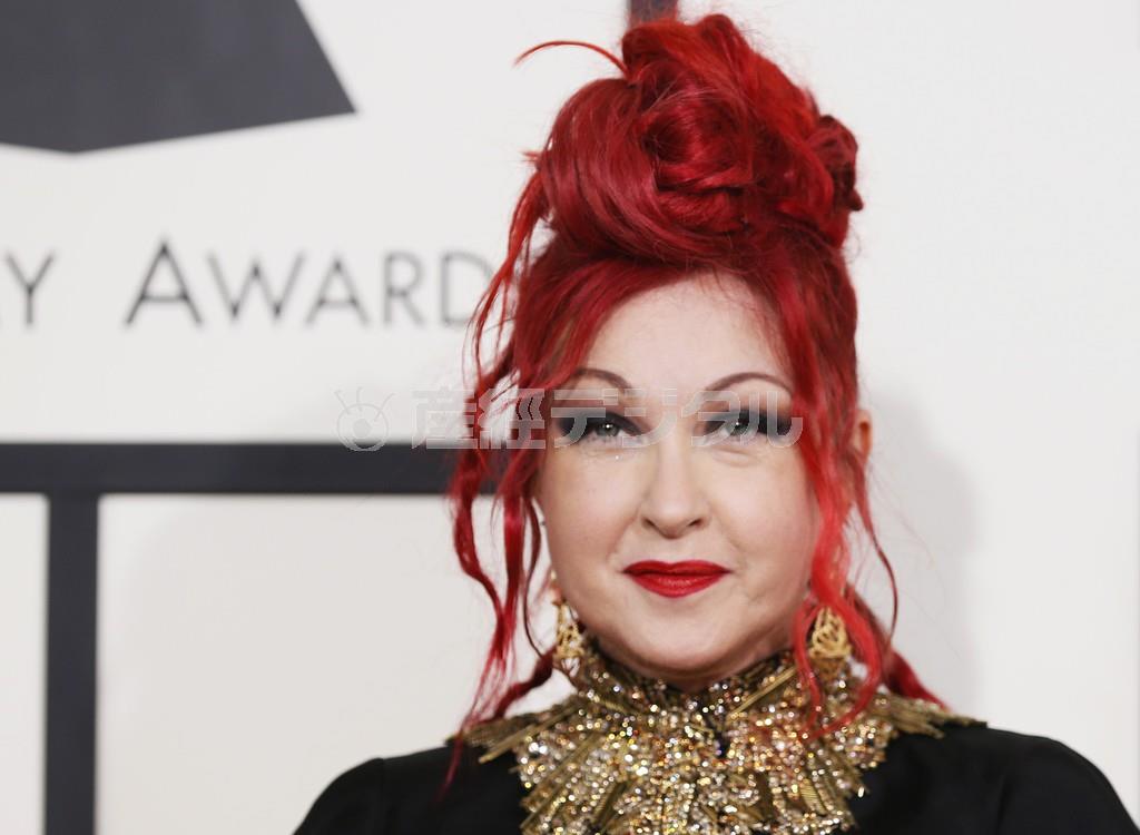 米歌手、シンディ・ローパーさん＝２０１５年２月１８日、米カリフォルニア州ロサンゼルス（ロイター）