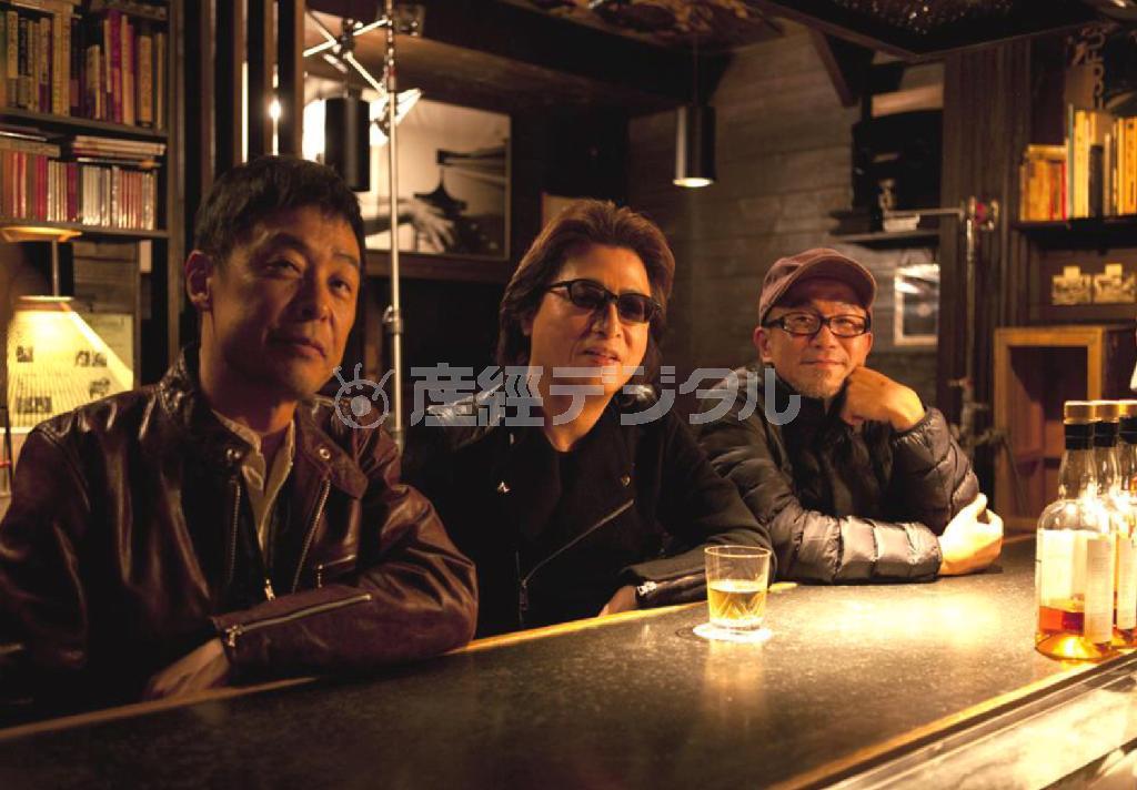 映画「ヤキマ・カナットによろしく」の撮影合間の一コマ。（左から）主演の光石研さん、甲斐祥弘さん、青山真治監督。２月２８日公開（ビーズインターナショナル提供）