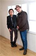 九州男児の甲斐よしひろさん（左）と青山真治監督が映画で夢のコラボを実現した＝２０１５年２月８日、東京都目黒区（蔵賢斗撮影）