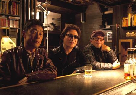 映画「ヤキマ・カナットによろしく」の撮影合間の一コマ。（左から）主演の光石研さん、甲斐祥弘さん、青山真治監督。２月２８日公開（ビーズインターナショナル提供）