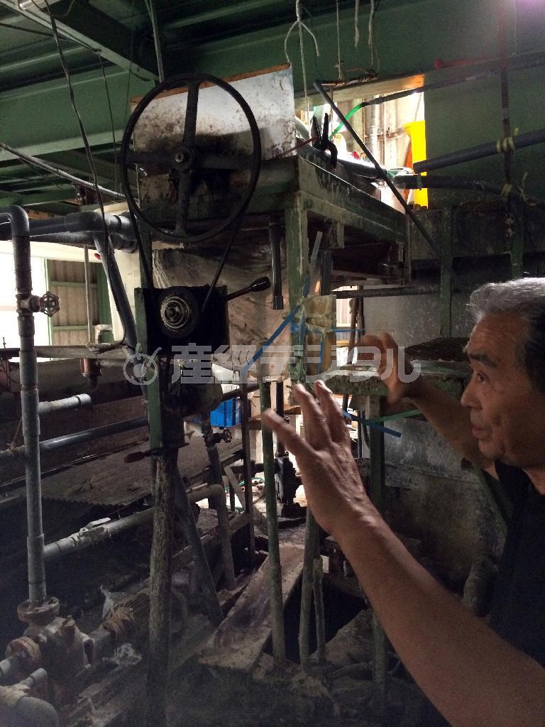 中原商店の中原剛さん。要望に応じてさまざまな和紙を漉き上げる職人だ＝２０１４年６月９日（提供写真）