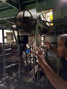 中原商店の中原剛さん。要望に応じてさまざまな和紙を漉き上げる職人だ＝２０１４年６月９日（提供写真）