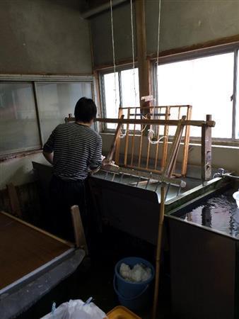 長谷川憲人製紙の手漉き作業の様子。次世代に手漉き技術が継承されている＝２０１４年６月９日（提供写真）